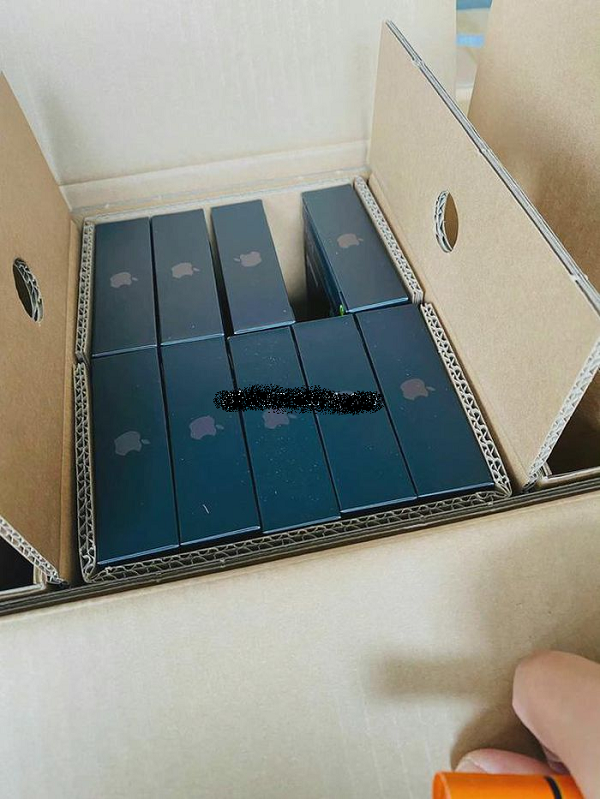 Tính năng Cinematic hỗ trợ quay chân dung xoá phông. Công nghệ AI thế hệ mới hỗ trợ tự động lấy nét tùy thuộc vào chủ thể mà người dùng lựa chọn, hoặc tuỳ chỉnh lấy nét sau khi quay. Apple là công ty tiên phong đưa tính năng này lên smartphone.