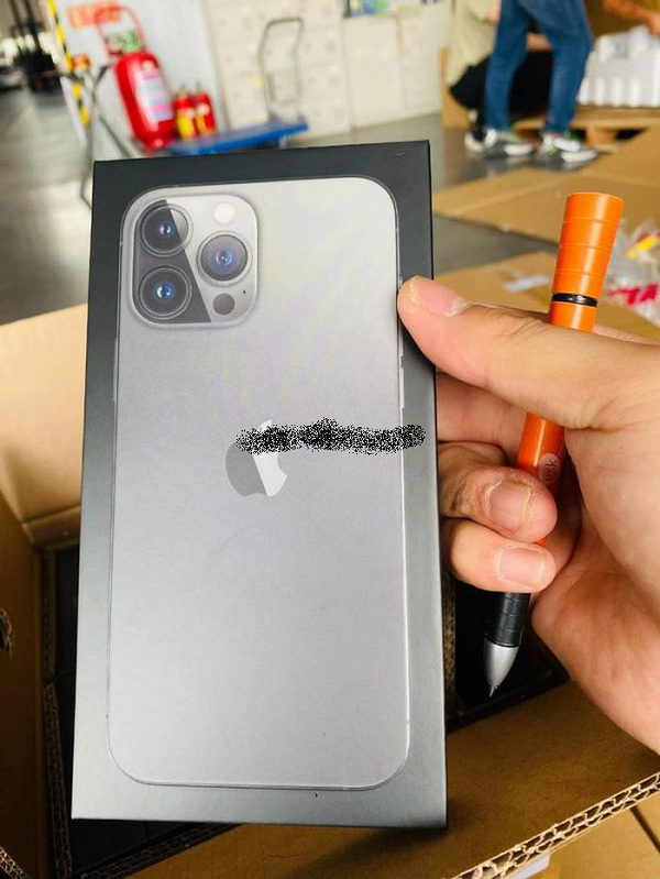 iPhone 13 và 13 mini vẫn được trang bị hai camera sau với độ phân giải 12 megapixel, cảm biến lớn hơn 47% so với thế hệ trước. Cụm camera này có thêm công nghệ sensor-shift giống iPhone 12 Pro Max giúp chống rung tốt hơn.