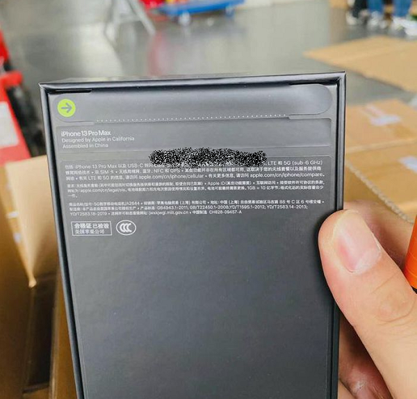 iPhone 13 Pro và 13 Pro Max lần đầu sử dụng màn hình OLED mới được Apple gọi là Promotion. Màn hình cho phép người dùng điều chỉnh tần số quét từ 10 Hz đến 120 Hz.