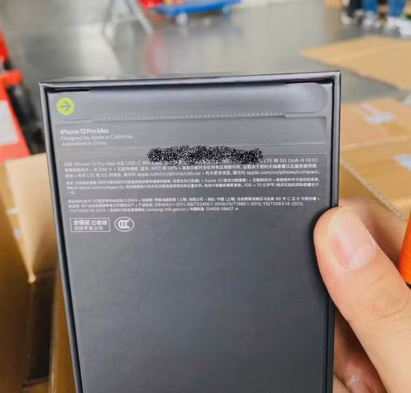 iPhone 13 Pro và 13 Pro Max lần đầu sử dụng màn hình OLED mới được Apple gọi là Promotion. Màn hình cho phép người dùng điều chỉnh tần số quét từ 10 Hz đến 120 Hz.