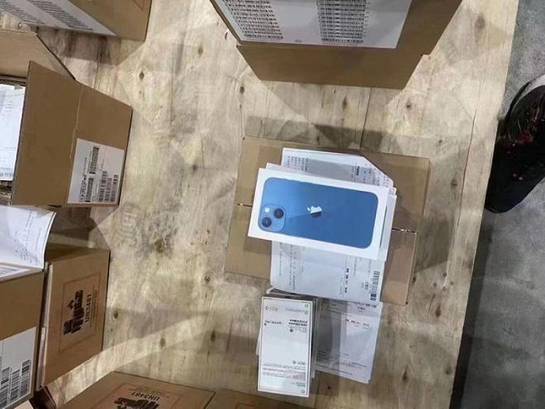 Người dùng "bóc seal" bằng kéo, kéo nhẹ tờ giấy từ trái qua phải. Apple cho biết thay đổi này giúp hãng tiết kiệm được khoảng 600 tấn nhựa. Một số người ủng hộ việc bảo vệ môi trường nhưng số khác lo ngại hộp đựng có thể bị bẩn, xước hay vào nước khi không có lớp màng nilon mỏng bảo vệ.