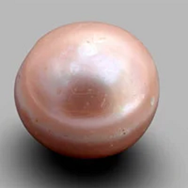 Không giống với đa số ngọc của các loài nhuyễn thể là được hình thành từ xà cừ, ngọc của ốc xà cừ được hình thành từ chất vôi của vỏ ốc, do đó ngọc thường mang màu của chính con ốc, vừa có vẻ lộng lẫy của ngọc trai vừa có vẻ bóng bẩy mượt mà của sứ.