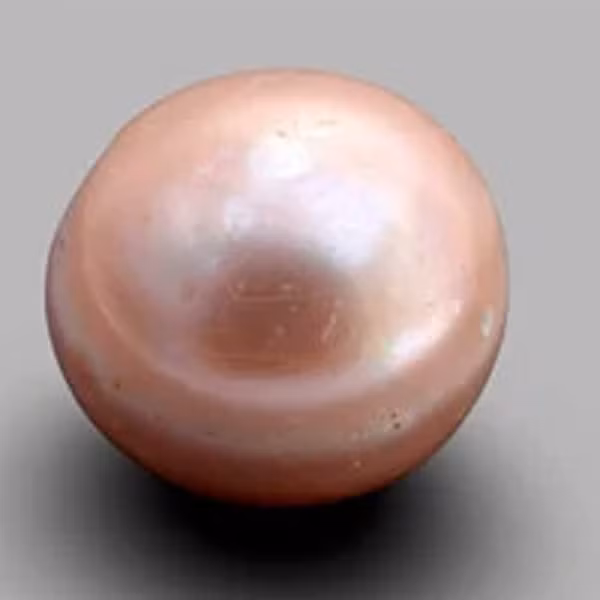 Không giống với đa số ngọc của các loài nhuyễn thể là được hình thành từ xà cừ, ngọc của ốc xà cừ được hình thành từ chất vôi của vỏ ốc, do đó ngọc thường mang màu của chính con ốc, vừa có vẻ lộng lẫy của ngọc trai vừa có vẻ bóng bẩy mượt mà của sứ.