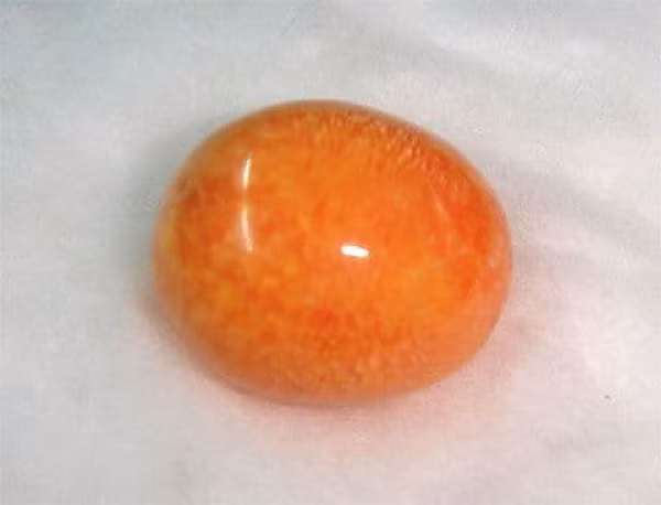 Những viên ngọc ốc xà cừ thường có hình oval đối xứng, màu sắc nhẹ nhàng, từ trắng, vàng nhạt, màu be, vàng nâu đến mận chín, đỏ nhưng nổi tiếng nhất và luôn được khao khát nhất vẫn là màu hồng hạc và hiếm nhất là màu đen.