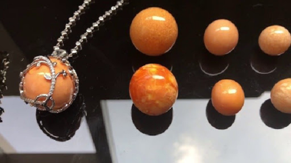 Vẻ đẹp khác lạ và mức độ hiếm có của những viên ngọc có màu hồng của loài chim hồng hạc đã biến nó trở thành một trong những loại trang sức được khao khát nhất.