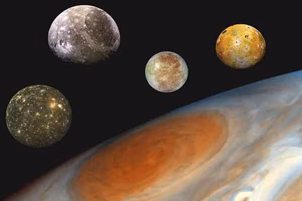 Đại dương của Ganymede cách lớp vỏ của hành tinh khoảng hơn 100 km, do đó, hơi nước tồn tại ở Ganymede có lẽ không phải là nước được bốc hơi từ đại dương.