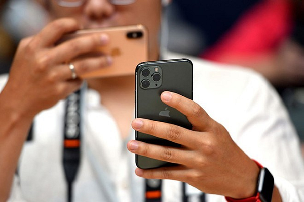 Trang web bán lẻ liệt kê “iPhone 13 mini” sẽ có 6 màu, gồm đen, xanh, tím, hồng, trắng và đỏ. Trong khi đó, “iPhone 13 Pro” và “iPhone 13 Pro Max” sẽ có các màu đen, bạc, vàng và đồng.