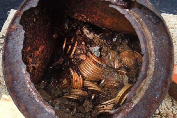 Theo định giá của đơn vị giao dịch tiền tệ Kagin tại California, kho báu trị giá tới hơn 10 triệu USD (hơn 200 tỷ VND). Phía công ty Kagin cho biết họ sẽ thay mặt cặp vợ chồng bán phần lớn số tiền vàng trên Amazon. Đồng thời, họ sẽ chuyển một phần của kho báu tới Hiệp hội Hóa tệ học Mỹ để trưng bày.