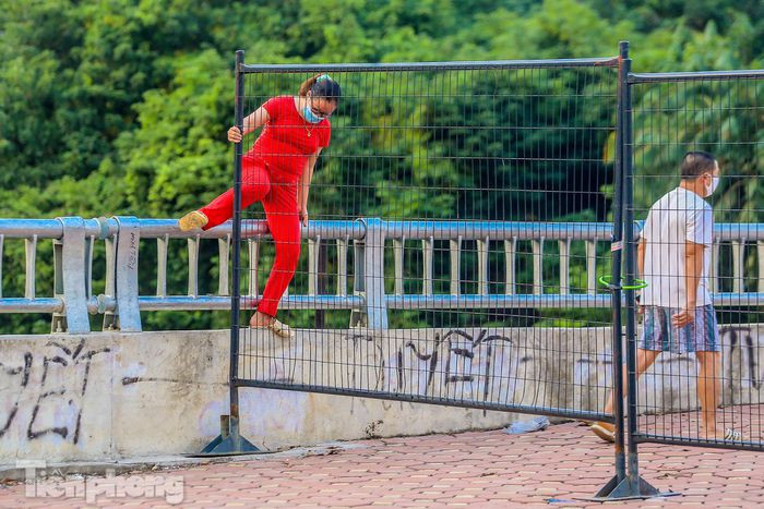 Mặc dù chốt cứng nhưng một số người dân thiếu ý thức tìm cách luồn qua hàng rào.