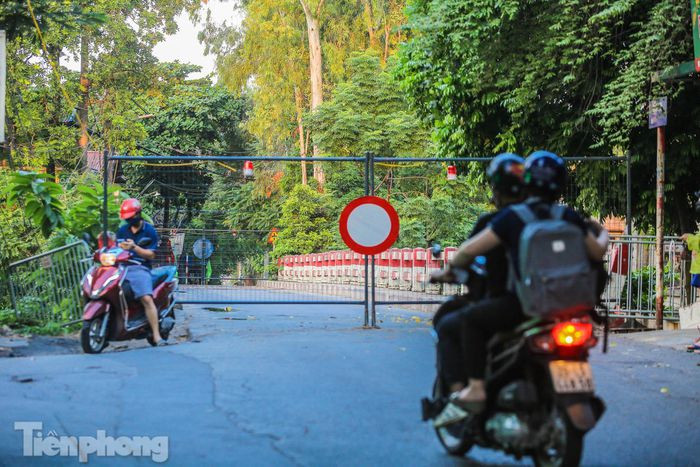 Nhiều người bất ngờ khi thấy cây cầu chốt cứng không thể di chuyển, đành quay đầu.