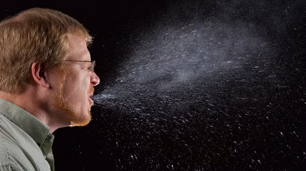 Bên cạnh đó, các nhà nghiên cứu thực hiện mô phỏng trên máy tính. Trong đó họ có thể tính toán sự phân tán của các giọt bắn và không khí thở ra ở nhiệt độ và độ ẩm khác nhau.