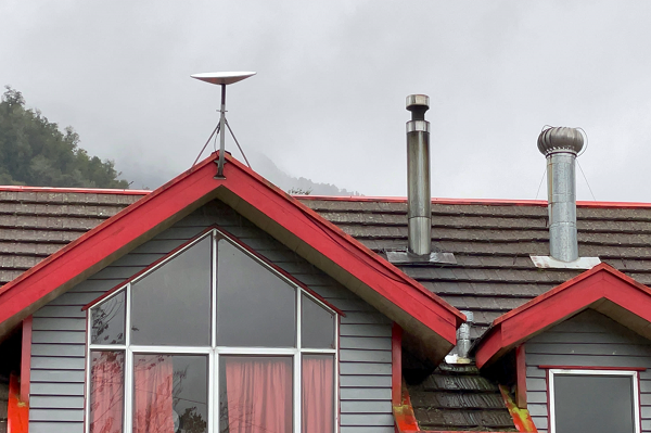 Được biết, Việt Nam có thể là một trong số các quốc gia được trải nghiệm Internet vệ tinh Starlink vào năm sau. Nếu muốn triển khai dịch vụ Internet vệ tinh của Elon Musk, khách hàng cần trả tổng chi phí lên đến 600 USD (gần 14 triệu đồng), chưa tính thuế và phí vận chuyển thiết bị. Mời các bạn xem video: Facebook thử nghiệm máy bay không người lái phát Internet. Nguồn: VTC.