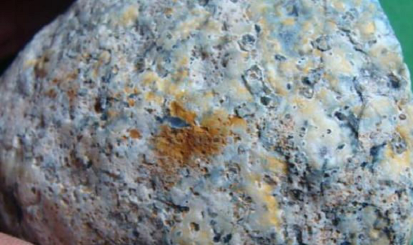 Dù có vẻ ngoài xù xì xấu xí nhưng ông lão đã có nhiều năm sưu tầm và tìm hiểu các loại đá nên cũng nhận ra rằng viên đá này khác với thông thường.