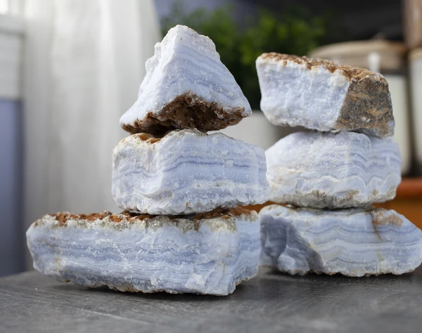 Chúng thường có màu sáng và tối, đôi khi ta có thể nhìn thấy lớp ren hình sóng biển ở bên trong. Màu sắc của mã não không thể đồng nhất.