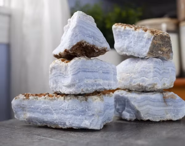 Chúng thường có màu sáng và tối, đôi khi ta có thể nhìn thấy lớp ren hình sóng biển ở bên trong. Màu sắc của mã não không thể đồng nhất.