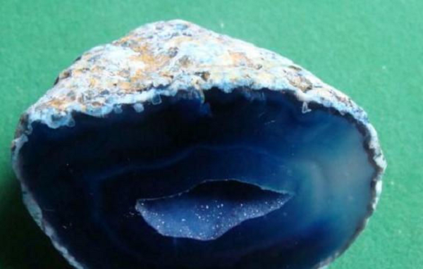 Sau khi bổ đôi, lớp ruột bên trong viên đá có màu xanh lam tựa như mặt biển. Người đàn ông chưa từng nhìn thấy loại đá nào có màu sắc đẹp mắt như vậy.