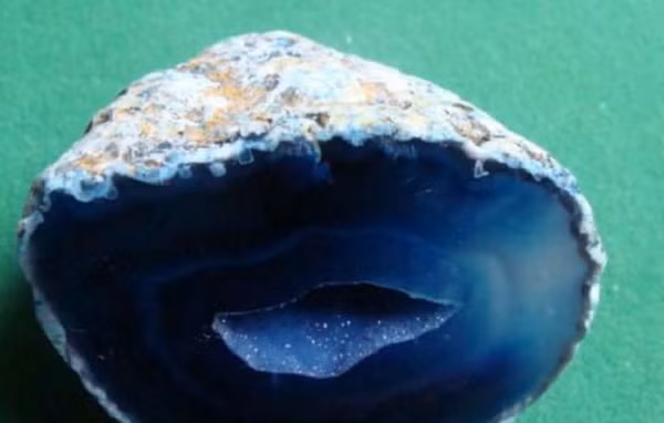 Sau khi bổ đôi, lớp ruột bên trong viên đá có màu xanh lam tựa như mặt biển. Người đàn ông chưa từng nhìn thấy loại đá nào có màu sắc đẹp mắt như vậy.