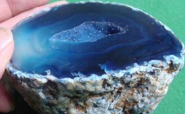 Sau khi mang đến chuyên gia kiểm định, hóa ra đây là đá mã não ren xanh tự nhiên. Cuối cùng chuyên ước tính giá trị của viên đá này rơi vào khoảng 200.000 NDT (khoảng 700 triệu VND).