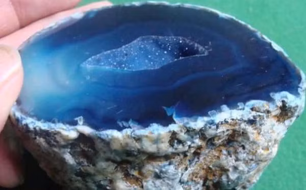 Sau khi mang đến chuyên gia kiểm định, hóa ra đây là đá mã não ren xanh tự nhiên. Cuối cùng chuyên ước tính giá trị của viên đá này rơi vào khoảng 200.000 NDT (khoảng 700 triệu VND).