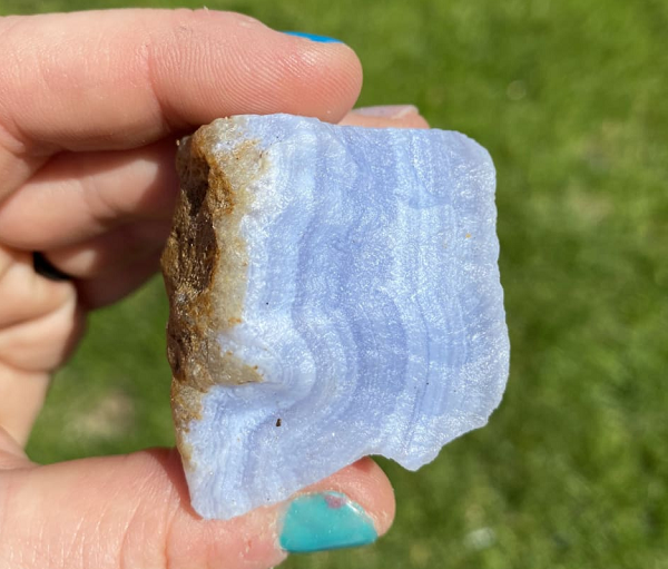 Đá mã não xanh đôi khi được gọi là cầu vồng Trái đất, vì ở các dạng khác nhau, các dải đồng tâm trong tự nhiên hình thành gần như mọi màu sắc, bao gồm cả dạng không màu.