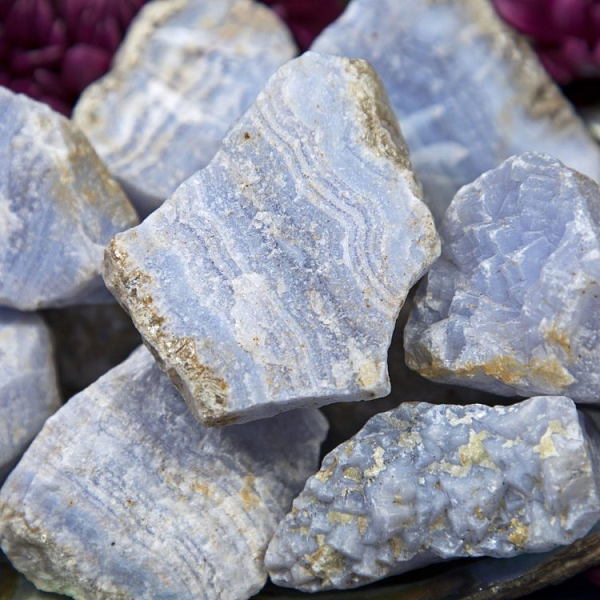 Chúng là đại diện của các hốc ban đầu được tạo ra do sự tách rời của các chất bay hơi trong khối nóng chảy, sau đó được lấp đầy bởi silic lắng đọng thành các lớp đều đặn.