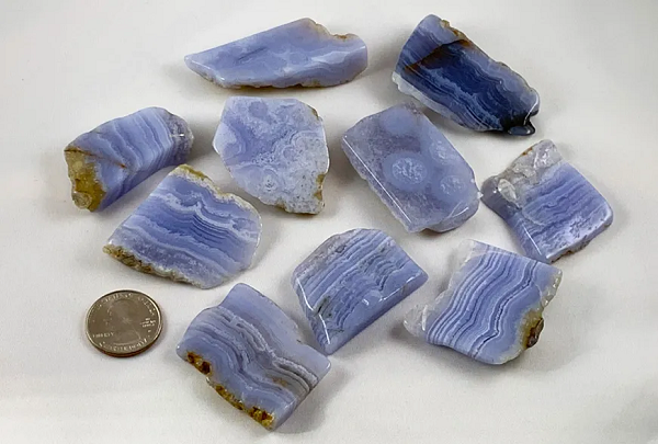 Đá mã não ren xanh có tên tiếng Anh là Blue Lace Agate hay là Blue Holy hoặc Blue Lace Chalcedony, được hình thành dưới dạng các nốt sần trong núi đá lửa hoặc các lava cổ đại.
