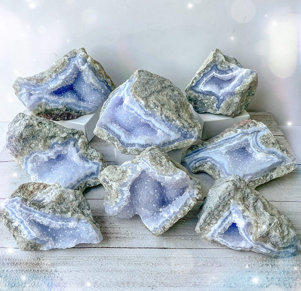 Đá mã não xanh là một loạt Chalcedony dải, một khoáng chất thuộc họ Quartz. Đá mã não xanh chủ yếu là màu xanh nhạt, sọc với màu xanh sáng hơn, màu trắng và thậm chí là các sợi màu nâu.