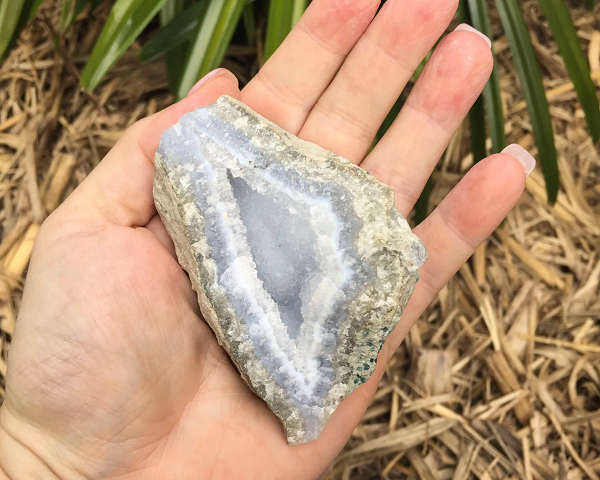 Mã não ren xanh là viên đá của sự hài hòa. Nó mang lại sự yên bình, tĩnh lặng, thanh thản trong tâm hồn con người. Từ đó giúp người sở hữu giải phóng những cảm xúc tiêu cực và căng thẳng trong cuộc sống.