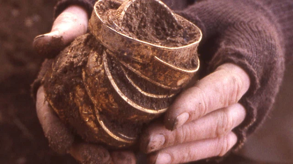 Kho báu Bactrian chứa hơn 20.000 vật phẩm, bao gồm nhẫn vàng, tiền xu, khuyên tai, chuỗi hạt, vòng cổ, vương miện và cả vũ khí. Ngoài vàng, kho báu Bactrian còn có nhiều vật phẩm làm từ đá quý.