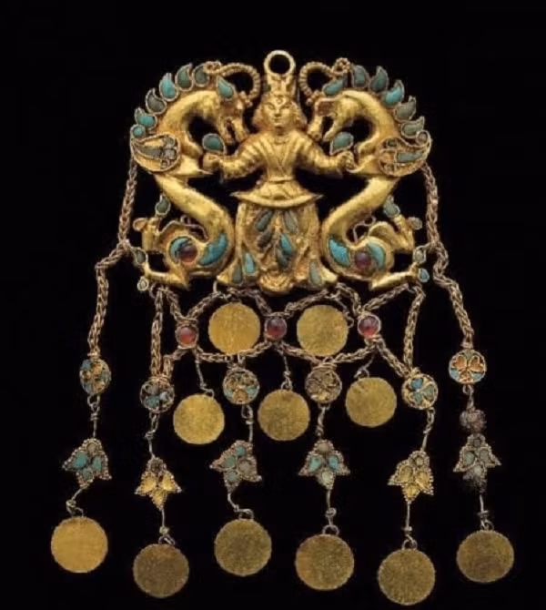 “Vấn đề đang được điều tra và chúng tôi đang xác minh tung tích của các báu vật. Nếu kho báu đã được chuyển ra khỏi Afghanistan thì đây là tội phản quốc”, ông Ahmadullah Wasiq cho biết.