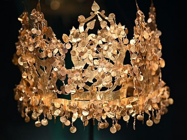 Kho báu Bactrian lần đầu được tìm thấy cách đây 4 thập kỷ tại khu vực Tela Tapa, huyện Sherberghan, phía bắc tỉnh Jawzjan, Afghanistan.