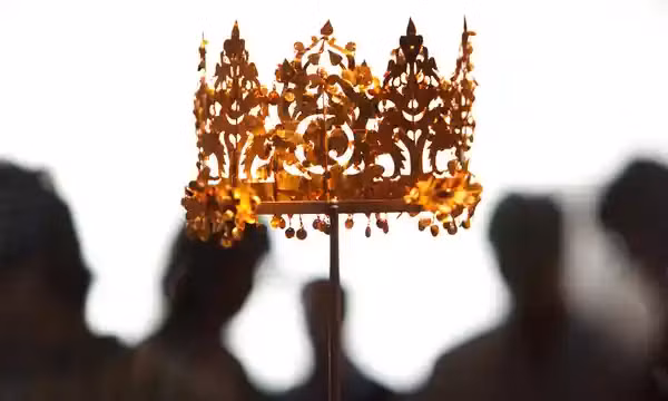 Số lượng lớn các đồ vật quý giá được tìm thấy trong các ngôi mộ đã khiến các nhà khảo cổ học không khỏi ngạc nhiên, đặc biệt là chiếc vương miện bằng vàng tinh xảo được tìm thấy trong ngôi mộ thứ 6.