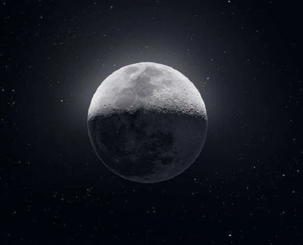 Mặt trăng không tự phát sáng như Mặt trời. Ánh trăng mà chúng ta nhìn thấy chỉ là sự phản xạ của ánh sáng mặt trời chiếu lên mặt trăng. Chúng ta chỉ có thể nhìn thấy một mặt của Mặt Trăng mà thôi.