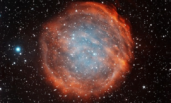 Tinh vân từ Mặt Trời sẽ không phát sáng đủ để cho ta nhìn thấy. Vì ít nhất Mặt Trời của chúng ta phải đạt kích thước gấp đôi hiện giờ để tạo ra một khối tinh vân khả kiến.