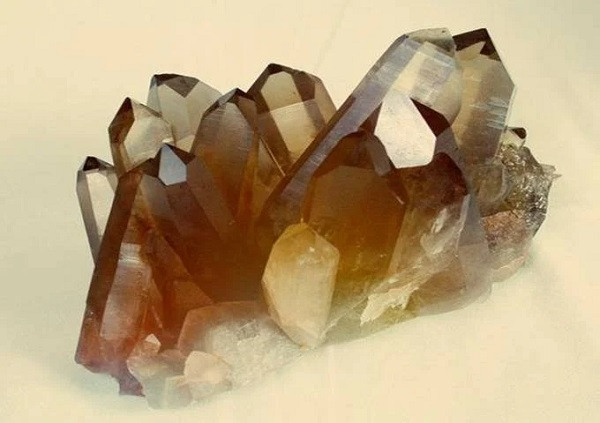 Thạch anh khói có màu nâu nhạt khi tiếp xúc với bức xạ tự nhiên dưới lòng đất từ trầm tích đá granite, tạo cho thạch anh thông thường một sự bổ sung của các rung động thiên thể.