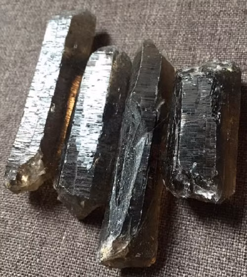 Người Hindu cổ đại cho rằng, thạch anh khói thanh lọc năng lượng tiêu cực và cặn bã trong môi trường sống. Truyền thuyết Ấn Độ kể về một chiếc cốc được làm từ khối tinh thể thạch anh ám khói có thể chữa khỏi bách bệnh cũng như giúp giải tỏa căng thẳng và xoa dịu các cơn đau.