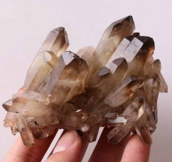 Thạch anh khói được tìm thấy nhiều ở các nước như Nga, Brazil, Đức với trữ lượng lớn và chất lượng cao. Người ta cũng tìm thấy đá thạch anh khói ở Việt Nam như Thanh Hóa, Nghệ An, Gia Lai, Kontum nhưng trữ lượng không lớn.