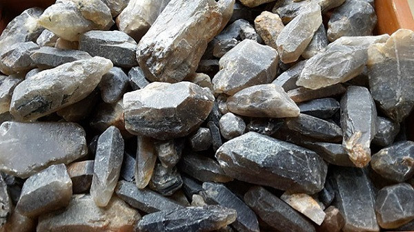 Trong quan niệm của Ấn Độ, người Ấn cho rằng thạch anh khói là viên đá của Phật, chúng bảo vệ con người tránh khỏi tác động của những từ trường tiêu cực, là lá bùa mang lại may mắn.