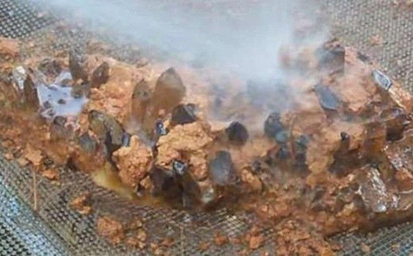 Sau khi vất vả rửa sạch, người đàn ông bỗng tái mặt vì mình đã nhặt được một món quà từ trên trời rơi xuống. Đây chính là một khối tinh thể thạch anh khói.