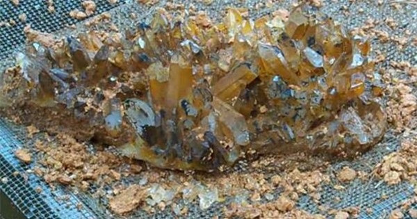 Thạch anh khói có tên khoa học tiếng Anh là Smokey Quartz, tuy nhiên mọi người thường gọi chúng bằng cái tên "Rauchtopas". Tên gọi này được bắt nguồn từ tiếng Đức là “Rauch” có nghĩa là khói, hoặc “Rauchtopas” nghĩa là Topaz ám khói.