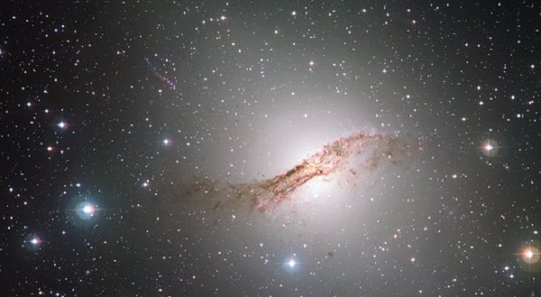 Xung quanh thiên hà Centaurus A dày đặc bụi dưới dạng những vệt đen, đĩa thiên hà bị cong vênh rõ ràng.