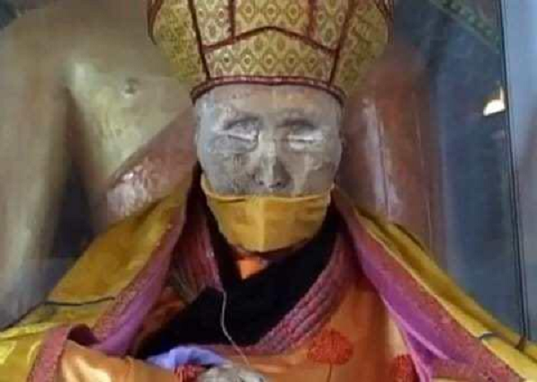 Những người theo chủ nghĩa hoài nghi thì cho rằng, đó có thể là bóng dáng của nhân viên bảo vệ mà thôi. Họ còn thấy rõ bóng người đó mặc bộ đồ rằn ri, xách theo hai túi ni-lon bên mình.