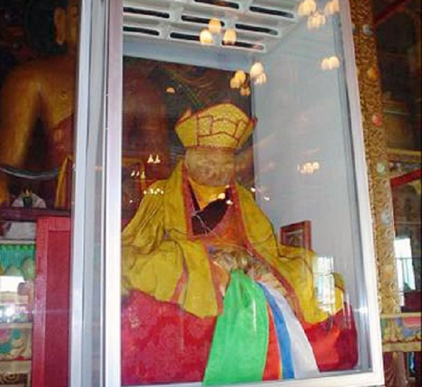 Dù vị Lạt Ma này đã qua đời cách đây gần 100 năm nhưng cơ bắp, các mô, khớp bên trong thi hài vẫn còn khá mềm mại. Hiện xác ướp được bảo quản trong quan tài kính đặc biệt nằm trong tu viện Ivolginsky, gần thủ đô Ulan-Ude, Cộng hòa Buryat thuộc Liên bang Nga.