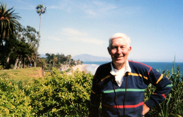 Các giả thuyết cho rằng mọi thứ liên quan đến Chương trình Apollo đều được dàn dựng với sự trợ giúp của các tổ chức quyền lực khác. Những người theo thuyết âm mưu luôn tin rằng NASA đã giả mạo cuộc hạ cánh đầu tiên để giành chiến thắng trong cuộc đua không gian.