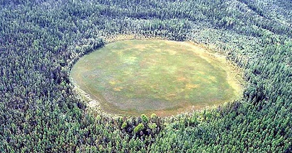 Hơn 7 giờ sáng ngày 30 tháng 6 năm 1908, một vụ nổ rực sáng bầu trời quét sạch 80 triệu cây cối và vô số động vật trên diện tích hơn 2.000km² tại sông Tunguska, Nga. Đến nay nguyên nhân của sự kiện này vẫn còn là một bí ẩn.