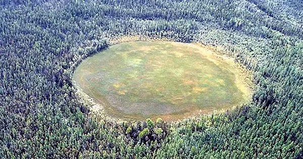 Hơn 7 giờ sáng ngày 30 tháng 6 năm 1908, một vụ nổ rực sáng bầu trời quét sạch 80 triệu cây cối và vô số động vật trên diện tích hơn 2.000km² tại sông Tunguska, Nga. Đến nay nguyên nhân của sự kiện này vẫn còn là một bí ẩn.