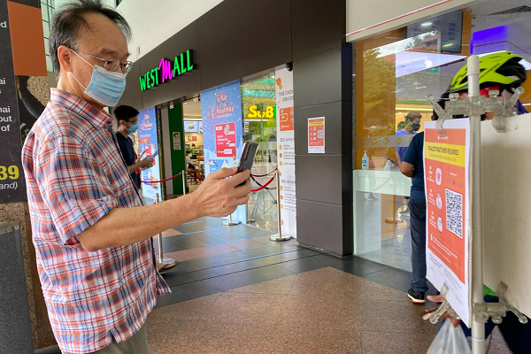 Cơ quan hữu trách tại Singapore cũng định kỳ áp dụng công nghệ xét nghiệm nước thải sinh hoạt tại hơn 200 địa điểm để phát hiện sớm COVID-19. Bên cạnh áp dụng công nghệ vào xét nghiệm, chính phủ Singapore cũng sử dụng hệ thống kỹ thuật số TraceTogether và SafeEntry để phục vụ truy vết.