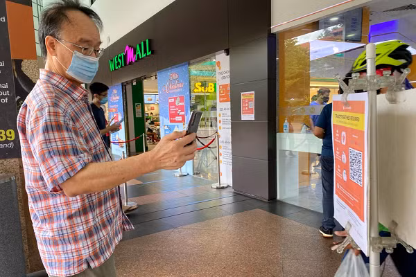 Cơ quan hữu trách tại Singapore cũng định kỳ áp dụng công nghệ xét nghiệm nước thải sinh hoạt tại hơn 200 địa điểm để phát hiện sớm COVID-19. Bên cạnh áp dụng công nghệ vào xét nghiệm, chính phủ Singapore cũng sử dụng hệ thống kỹ thuật số TraceTogether và SafeEntry để phục vụ truy vết.