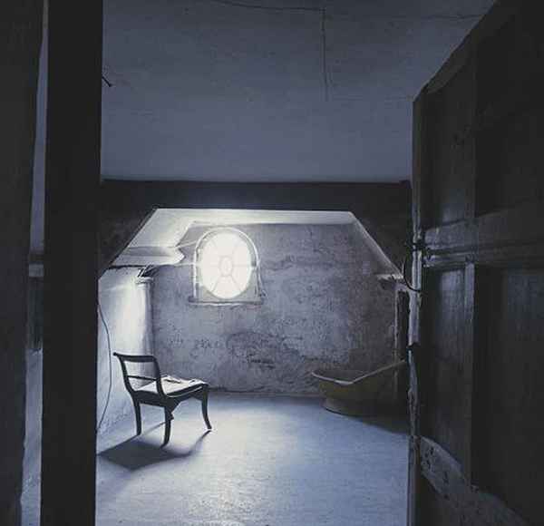 Trong quá trình tu sửa căn phòng gác mái ở Norton Conyers, người ta đã phát hiện thấy xác người chết. Bên cạnh đó, cũng có không ít lời đồn cho rằng linh hồn của người vợ điên vẫn luôn đeo bám lấy căn phòng này.