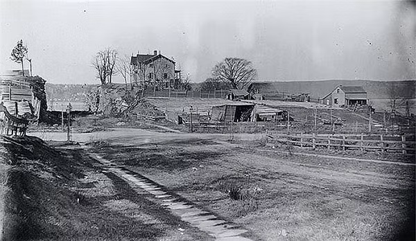 Trang trại hồ Seneca, New York là một trang trại cũ bị bỏ hoang tại tiểu bang New York nhưng hiện tại nơi đây đã trở thành địa điểm tập kết của các loại xe cổ. Nơi đây luôn phủ màu sắc ma mị nên hầu như chẳng còn ai dám bén mảng tới gần.